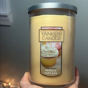 Yankee Candle Cream Vanilla Cupcake 22 oz. Jar
